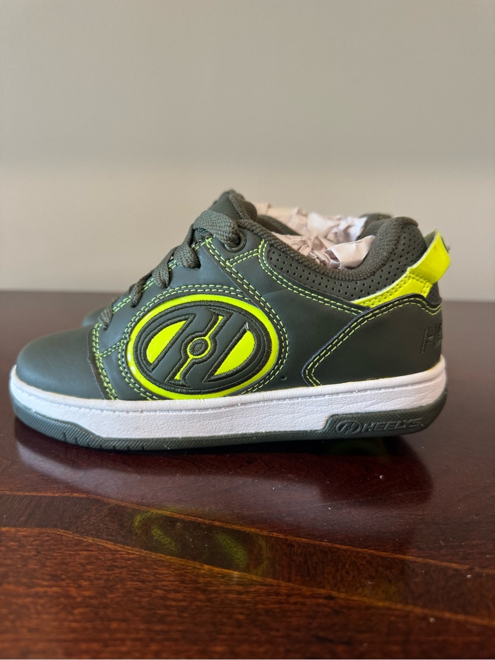 Heelys Voyager Kids' Gray and Neon Yellow Skate Shoe 1Y